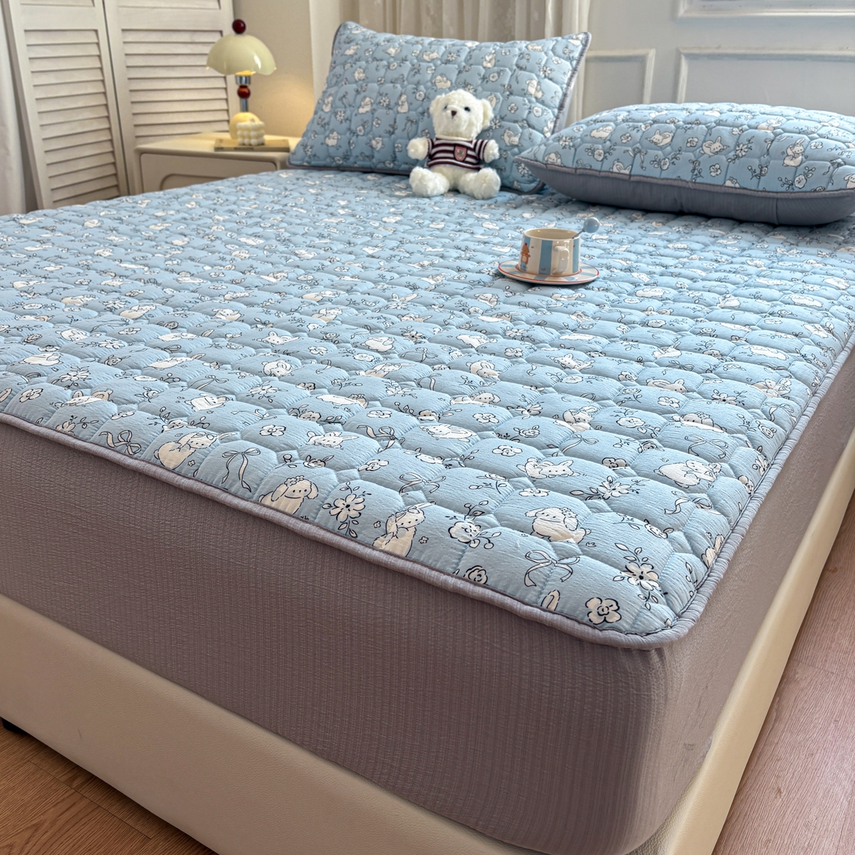 91家纺网 家纺一手货源 找家纺 居眠 2026新款印花皱皱纱夹棉床笠 甜兔派对