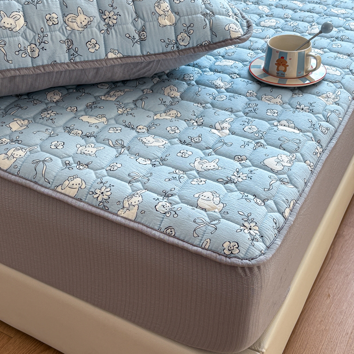 91家纺网 家纺一手货源 找家纺 居眠 2026新款印花皱皱纱夹棉床笠 甜兔派对