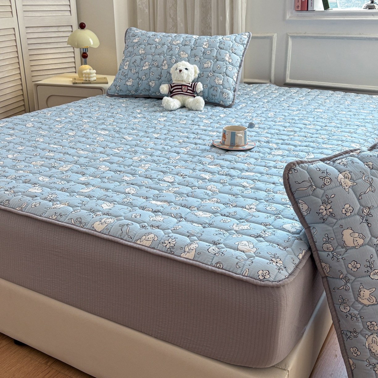 91家纺网 家纺一手货源 找家纺 居眠 2026新款印花皱皱纱夹棉床笠 甜兔派对