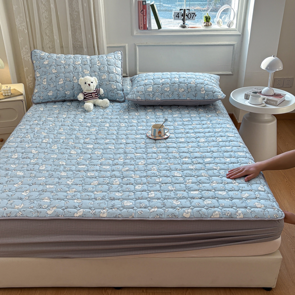 91家纺网 家纺一手货源 找家纺 居眠 2026新款印花皱皱纱夹棉床笠 甜兔派对