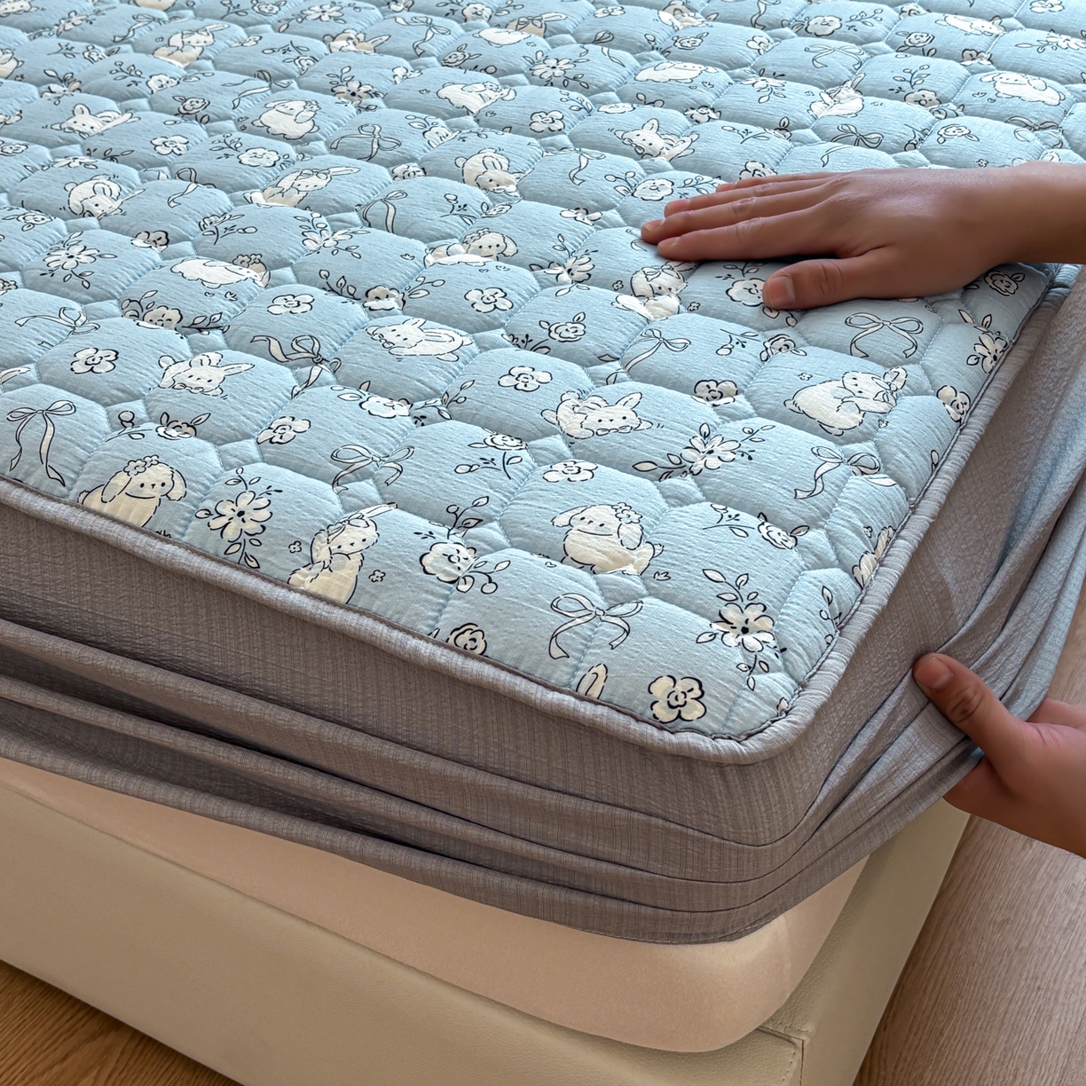 91家纺网 家纺一手货源 找家纺 居眠 2026新款印花皱皱纱夹棉床笠 甜兔派对