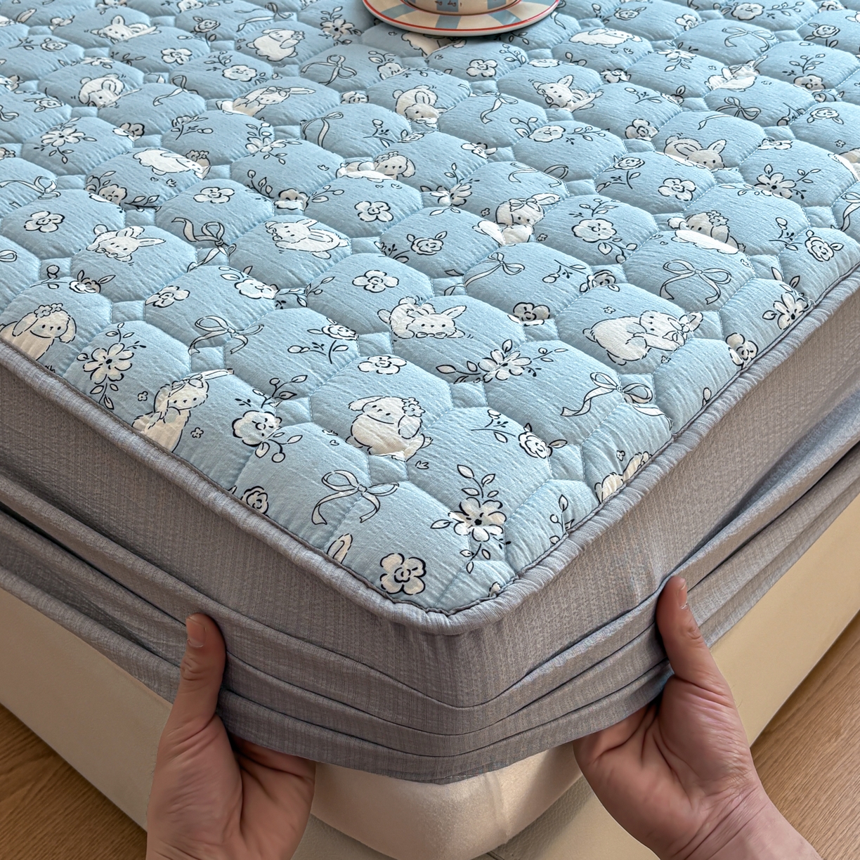 91家纺网 家纺一手货源 找家纺 居眠 2026新款印花皱皱纱夹棉床笠 甜兔派对