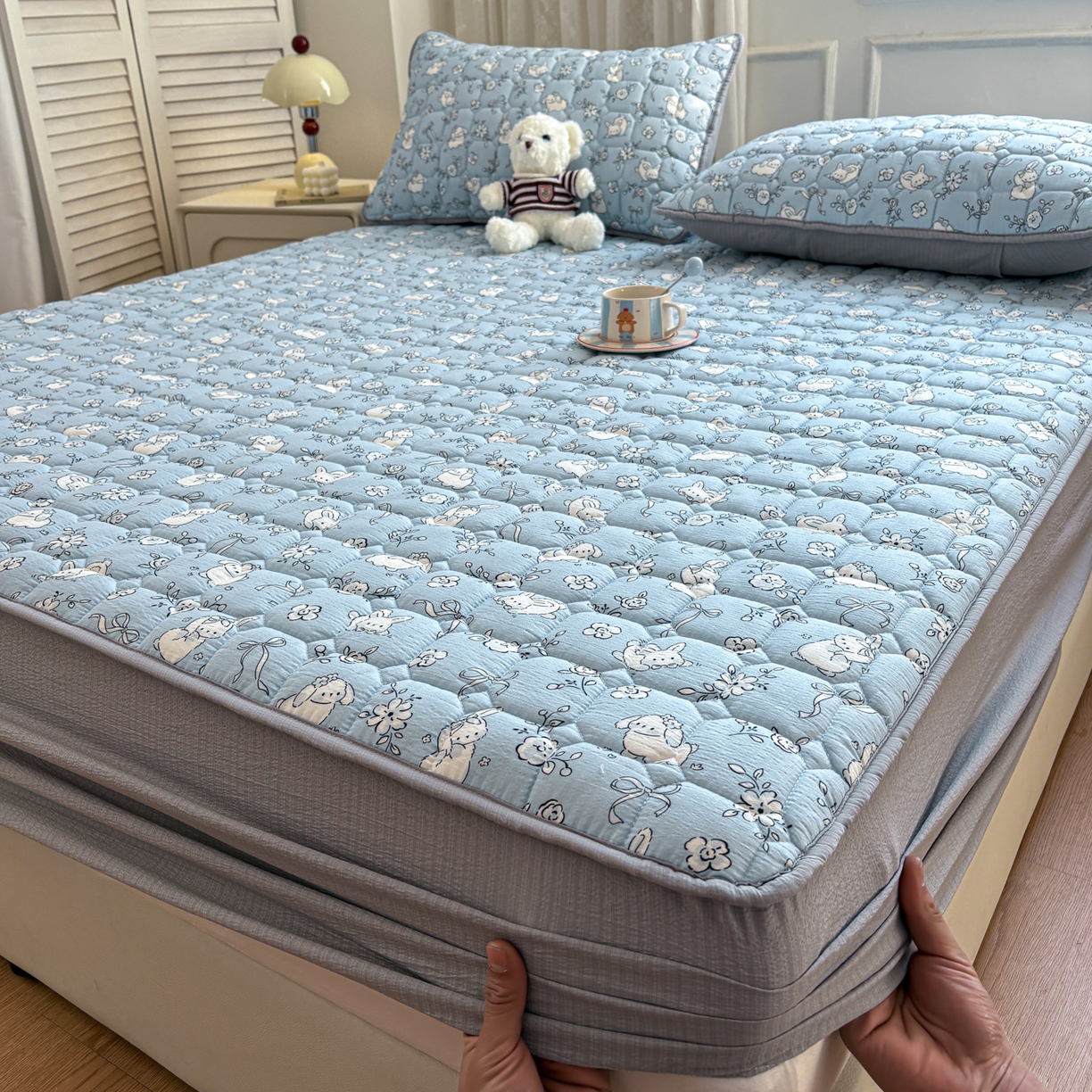 91家纺网 家纺一手货源 找家纺 居眠 2026新款印花皱皱纱夹棉床笠 甜兔派对