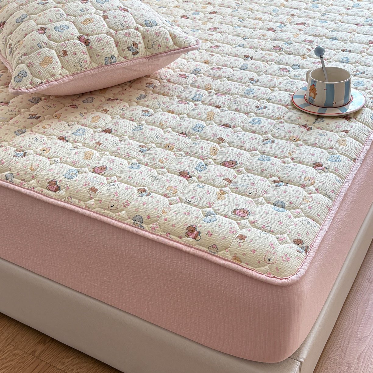 91家纺网 家纺一手货源 找家纺 居眠 2026新款印花皱皱纱夹棉床笠 泡芙小狗