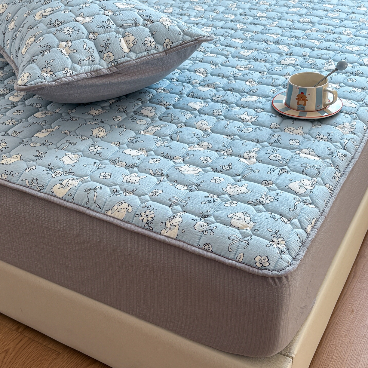 91家纺网 家纺一手货源 找家纺 居眠 2026新款印花皱皱纱夹棉床笠 甜兔派对