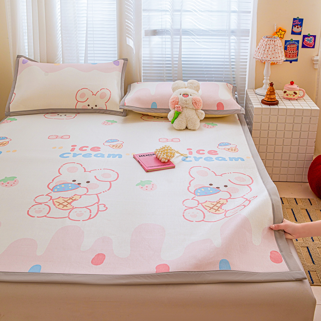 91家纺网 家纺一手货源 找家纺 富馨莱 2026新款冰丝凉席平铺款支持一件定制定做 冰淇淋兔