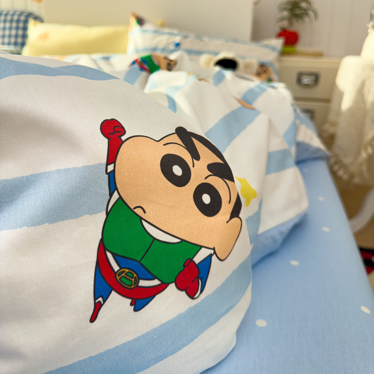 91家纺网 家纺一手货源 找家纺 桃子家居 2026新款A类蜡笔小新正版授权刺绣混搭枕套卡通印花系列四件套 棉蜡笔小新-超人小新