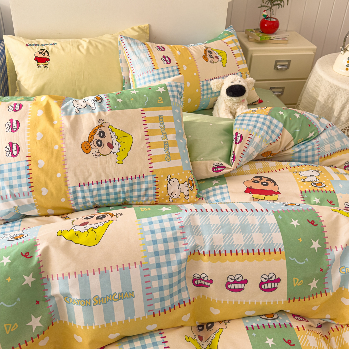 91家纺网 家纺一手货源 找家纺 桃子家居 2026新款A类蜡笔小新正版授权刺绣混搭枕套卡通印花系列四件套 棉蜡笔小新-快乐童年