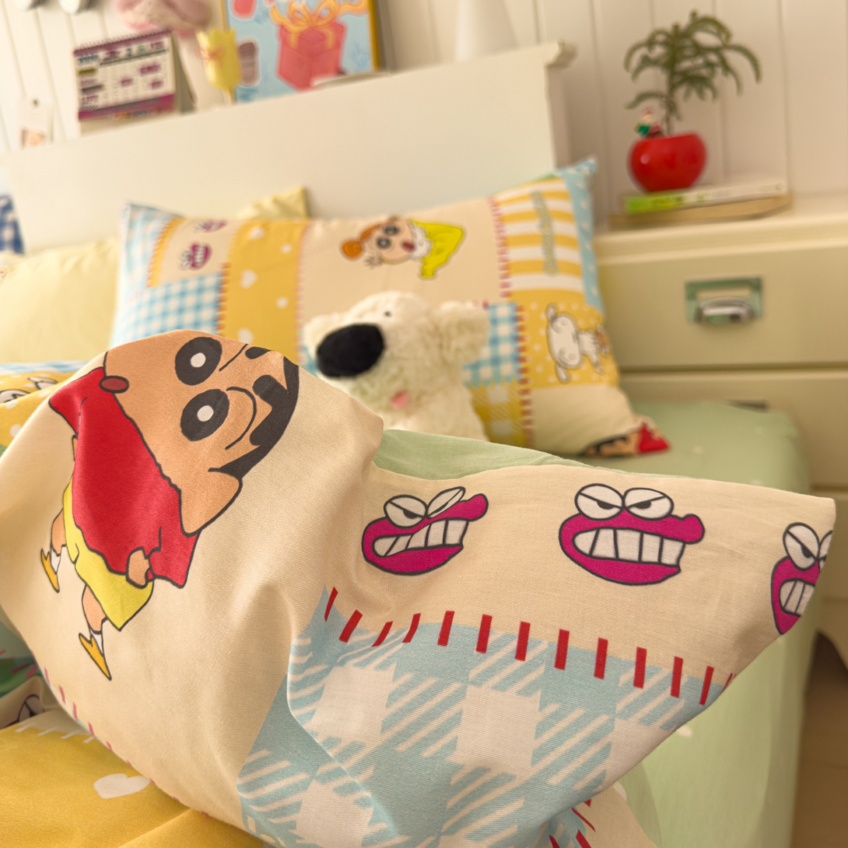 91家纺网 家纺一手货源 找家纺 桃子家居 2026新款A类蜡笔小新正版授权刺绣混搭枕套卡通印花系列四件套 棉蜡笔小新-快乐童年