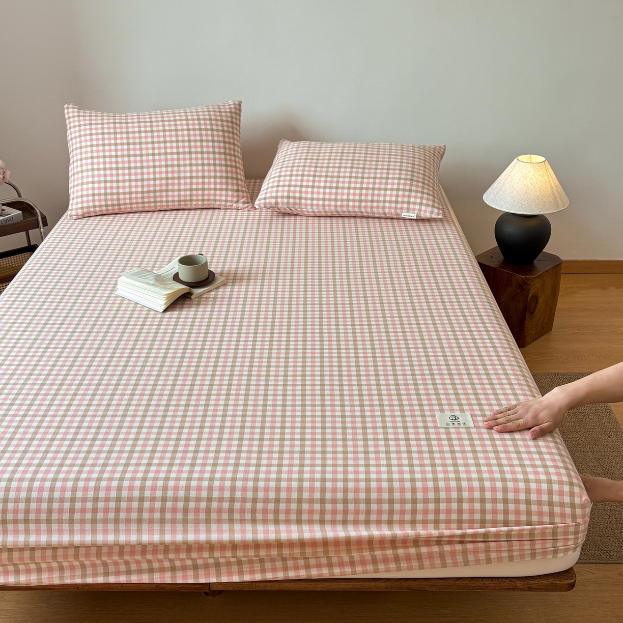 91家纺网 家纺一手货源 找家纺 居眠 2026新款单层色织水洗格子全棉床笠 单层款-印月粉