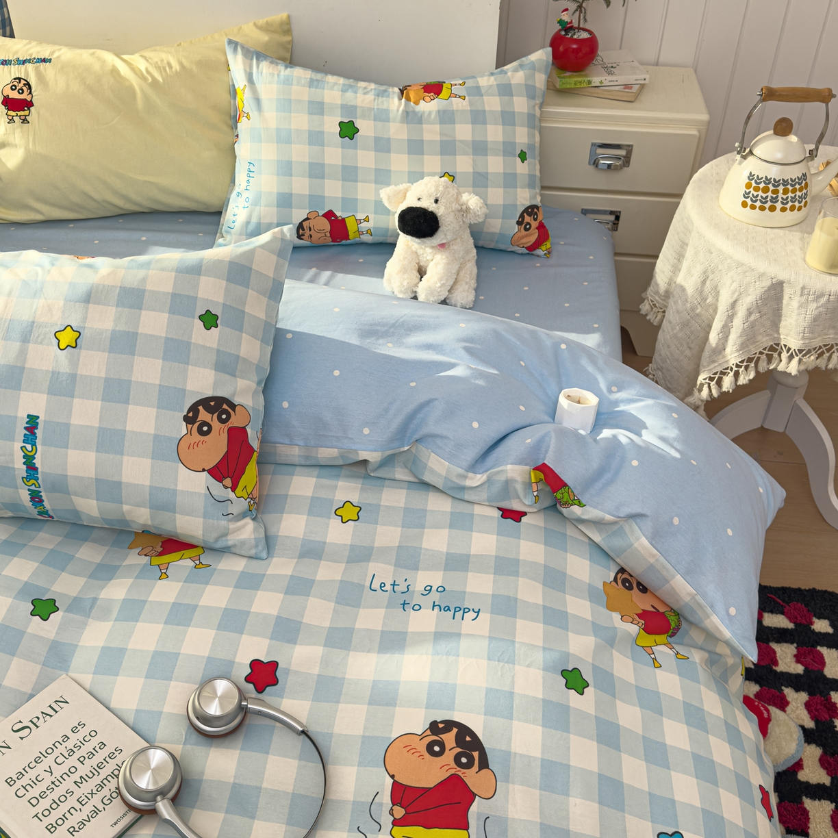 91家纺网 家纺一手货源 找家纺 桃子家居 2026新款A类蜡笔小新正版授权刺绣混搭枕套卡通印花系列四件套 棉蜡笔小新-蓝格星星小新