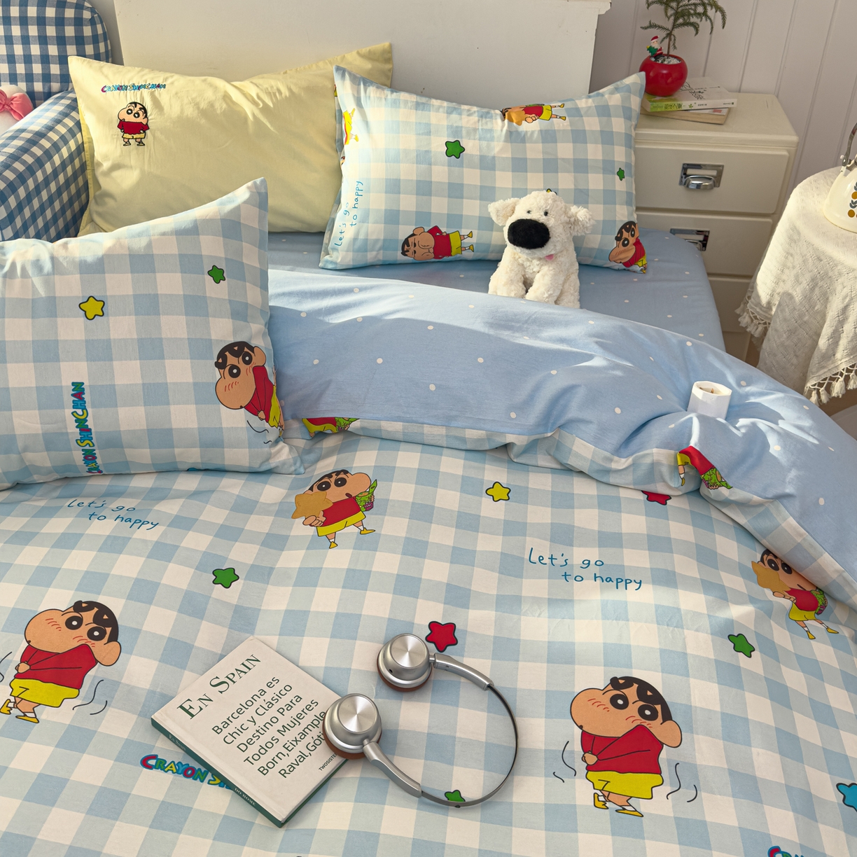 91家纺网 家纺一手货源 找家纺 桃子家居 2026新款A类蜡笔小新正版授权刺绣混搭枕套卡通印花系列四件套 棉蜡笔小新-蓝格星星小新