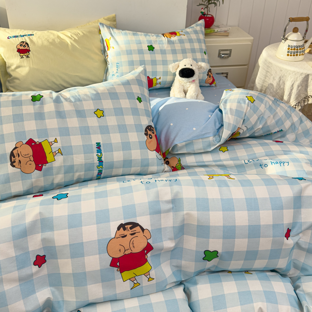91家纺网 家纺一手货源 找家纺 桃子家居 2026新款A类蜡笔小新正版授权刺绣混搭枕套卡通印花系列四件套 棉蜡笔小新-蓝格星星小新
