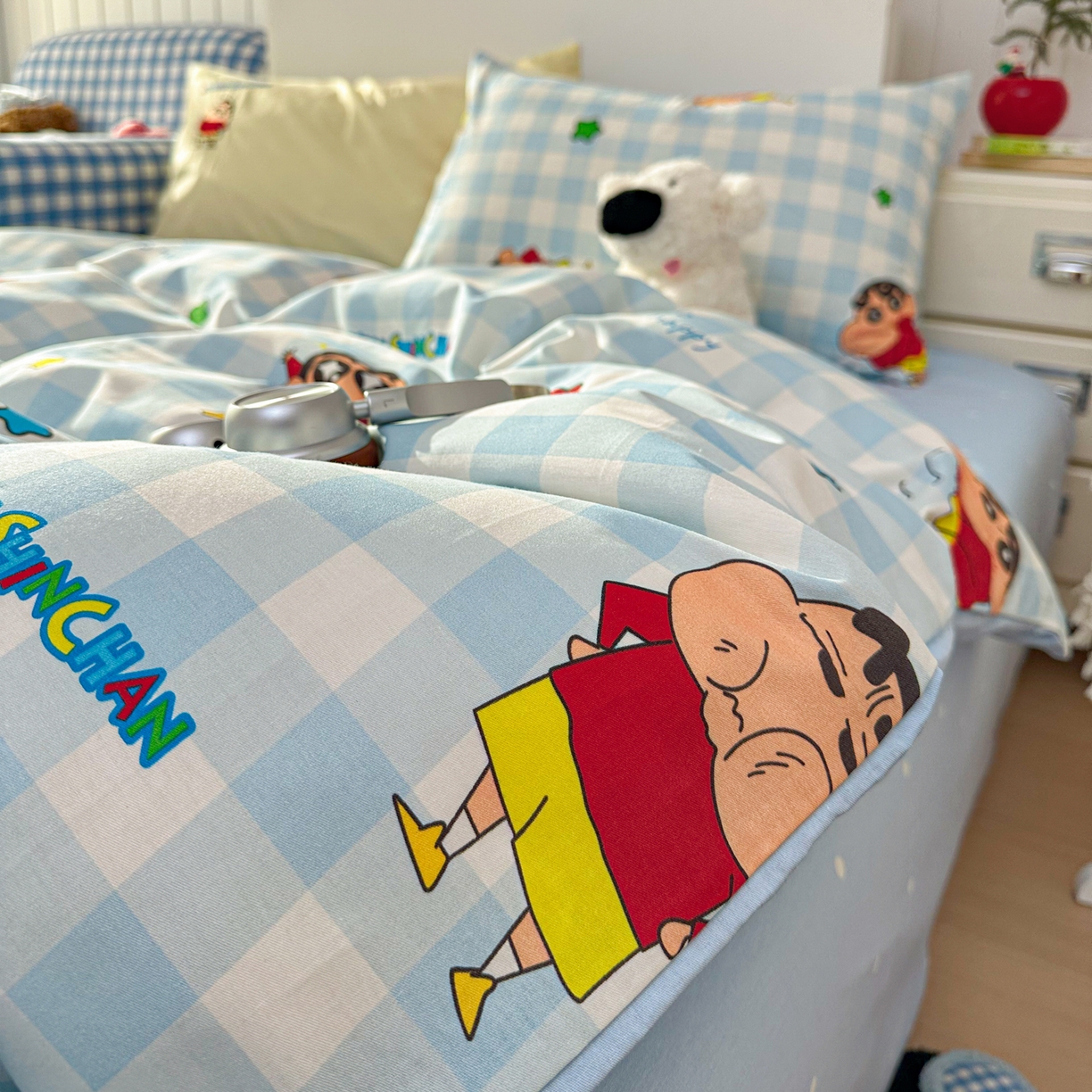 91家纺网 家纺一手货源 找家纺 桃子家居 2026新款A类蜡笔小新正版授权刺绣混搭枕套卡通印花系列四件套 棉蜡笔小新-蓝格星星小新