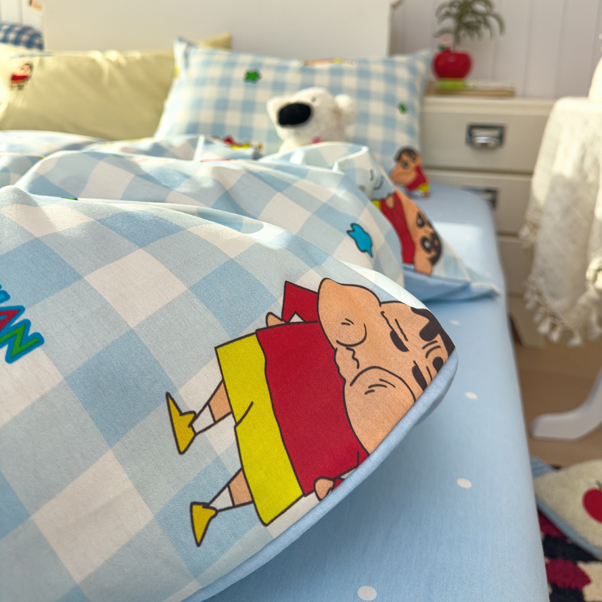 91家纺网 家纺一手货源 找家纺 桃子家居 2026新款A类蜡笔小新正版授权刺绣混搭枕套卡通印花系列四件套 棉蜡笔小新-蓝格星星小新