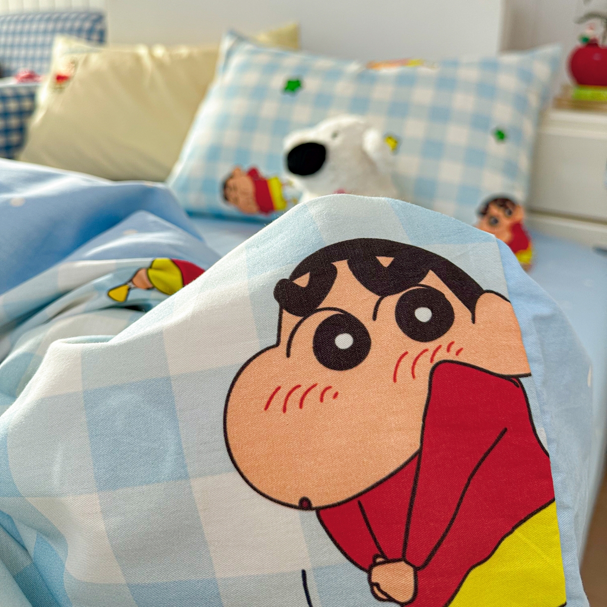 91家纺网 家纺一手货源 找家纺 桃子家居 2026新款A类蜡笔小新正版授权刺绣混搭枕套卡通印花系列四件套 棉蜡笔小新-蓝格星星小新