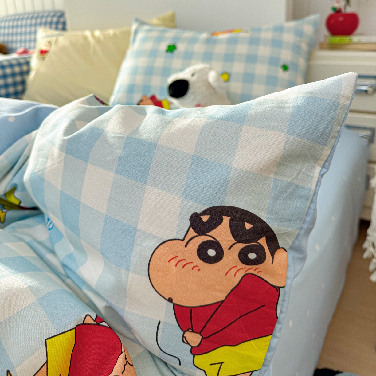 91家纺网 家纺一手货源 找家纺 桃子家居 2026新款A类蜡笔小新正版授权刺绣混搭枕套卡通印花系列四件套 棉蜡笔小新-蓝格星星小新