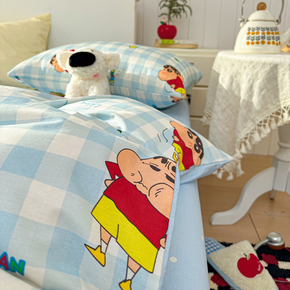 91家纺网 家纺一手货源 找家纺 桃子家居 2026新款A类蜡笔小新正版授权刺绣混搭枕套卡通印花系列四件套 棉蜡笔小新-蓝格星星小新