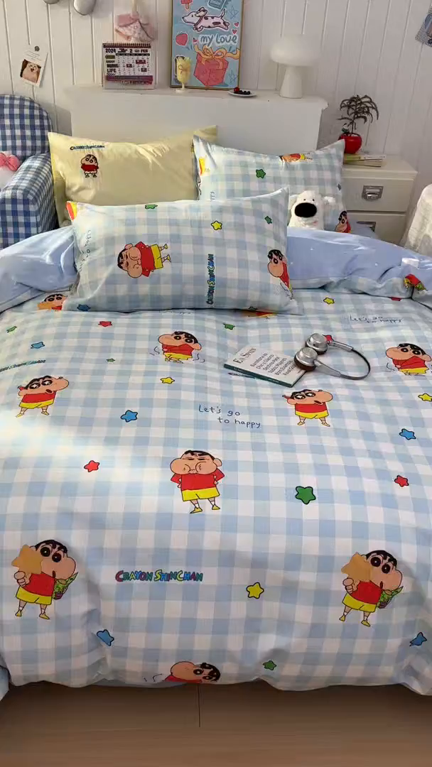 91家纺网 家纺一手货源 找家纺 桃子家居 2026新款A类蜡笔小新正版授权刺绣混搭枕套卡通印花系列四件套 棉蜡笔小新-蓝格星星小新