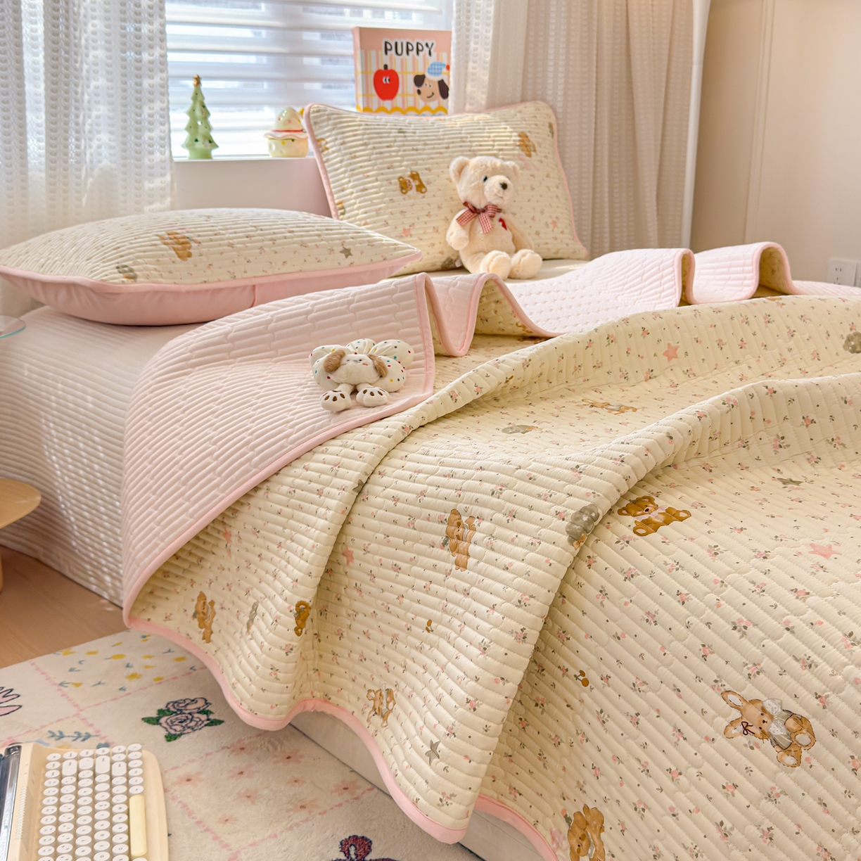 91家纺网 家纺一手货源 找家纺 雅萱家纺 2026新款森系全棉夹棉印花床盖 花丛小熊