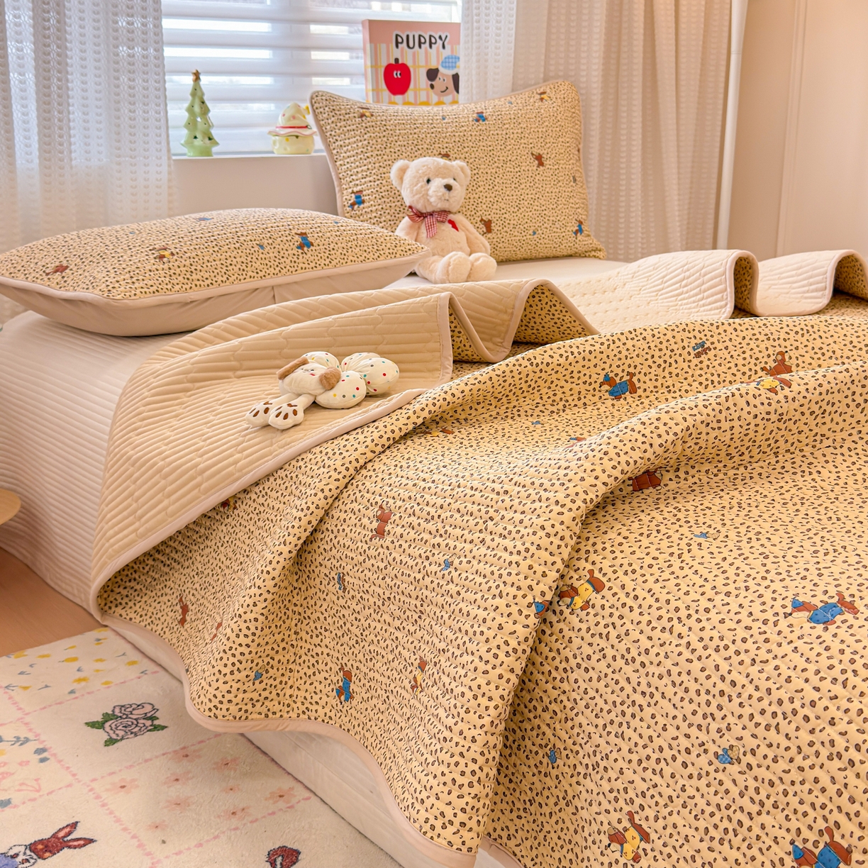 91家纺网 家纺一手货源 找家纺 雅萱家纺 2026新款森系全棉夹棉印花床盖 焦糖腊肠犬