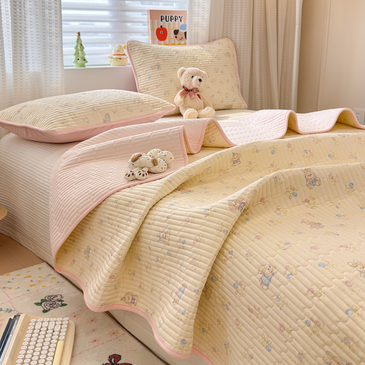 91家纺网 家纺一手货源 找家纺 雅萱家纺 2026新款森系全棉夹棉印花床盖 奶油兔叽