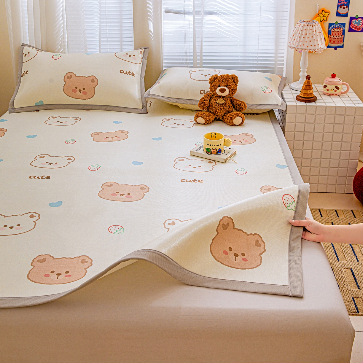 91家纺网 家纺一手货源 找家纺 富馨莱 2026新款冰丝凉席平铺款支持一件定制定做 饼干熊