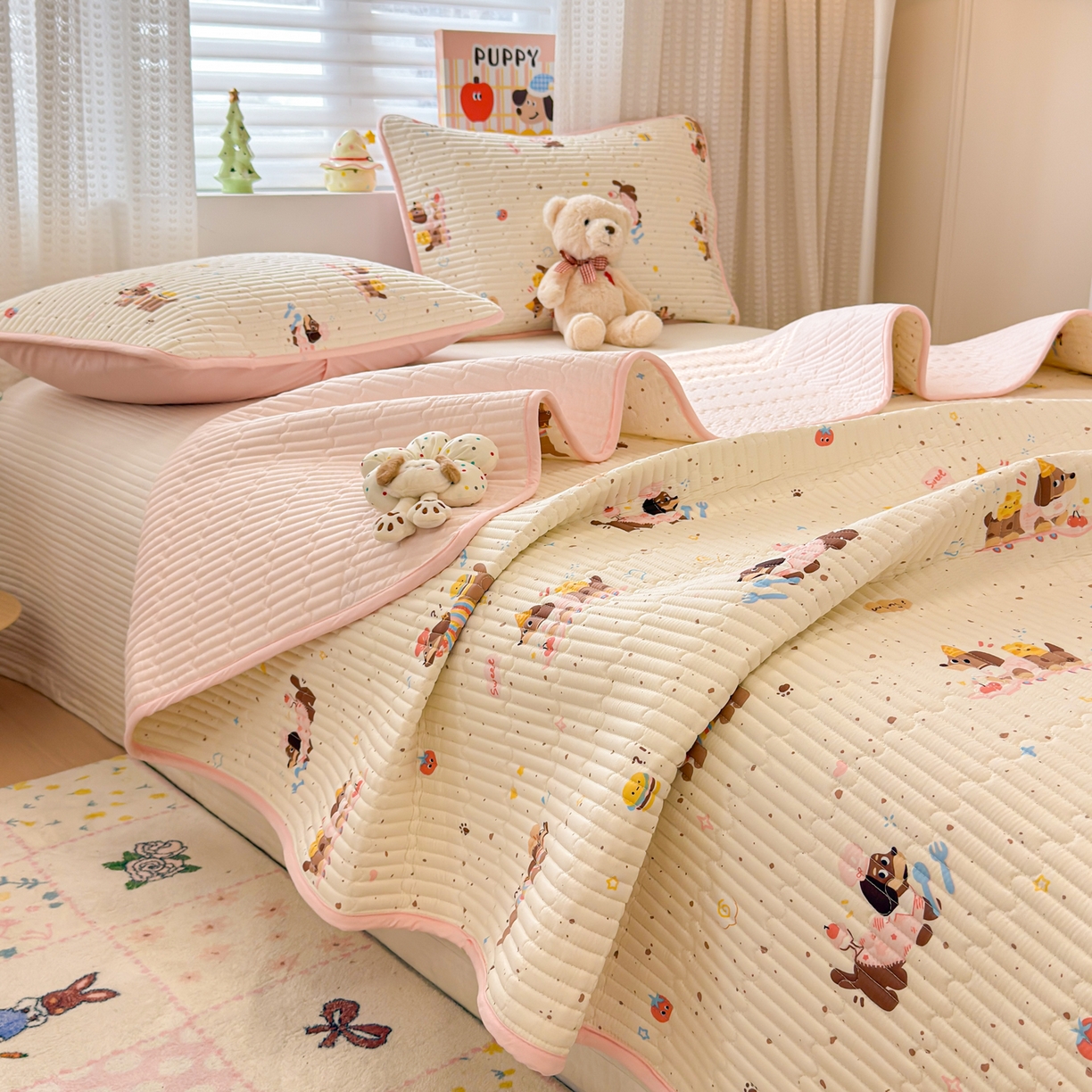 91家纺网 家纺一手货源 找家纺 雅萱家纺 2026新款森系全棉夹棉印花床盖 桃气修狗