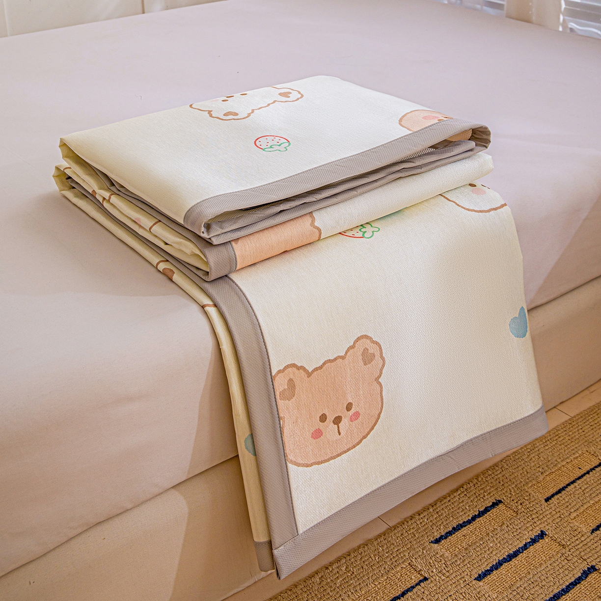 91家纺网 家纺一手货源 找家纺 富馨莱 2026新款冰丝凉席平铺款支持一件定制定做 饼干熊