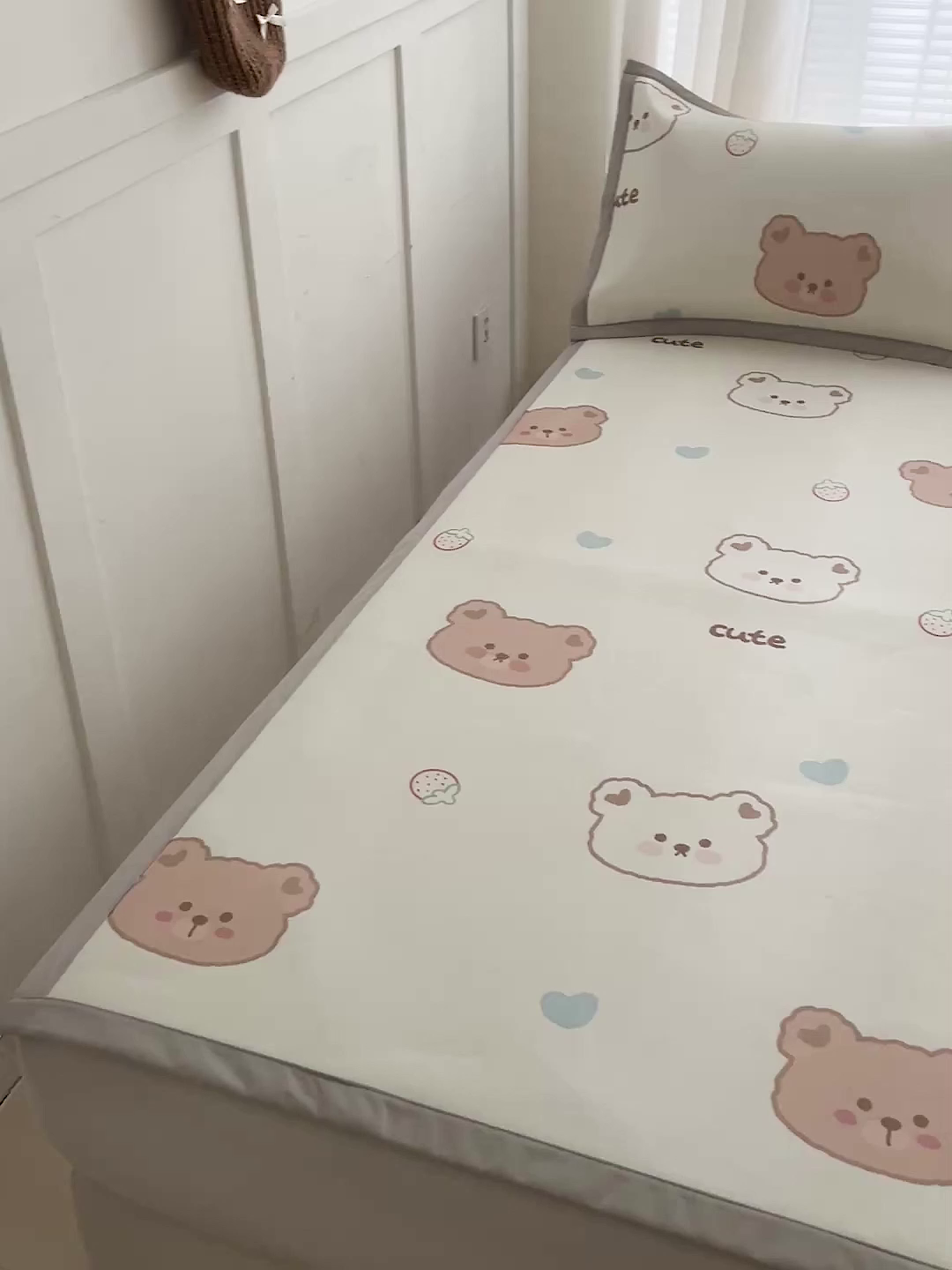 91家纺网 家纺一手货源 找家纺 富馨莱 2026新款冰丝凉席平铺款支持一件定制定做 饼干熊