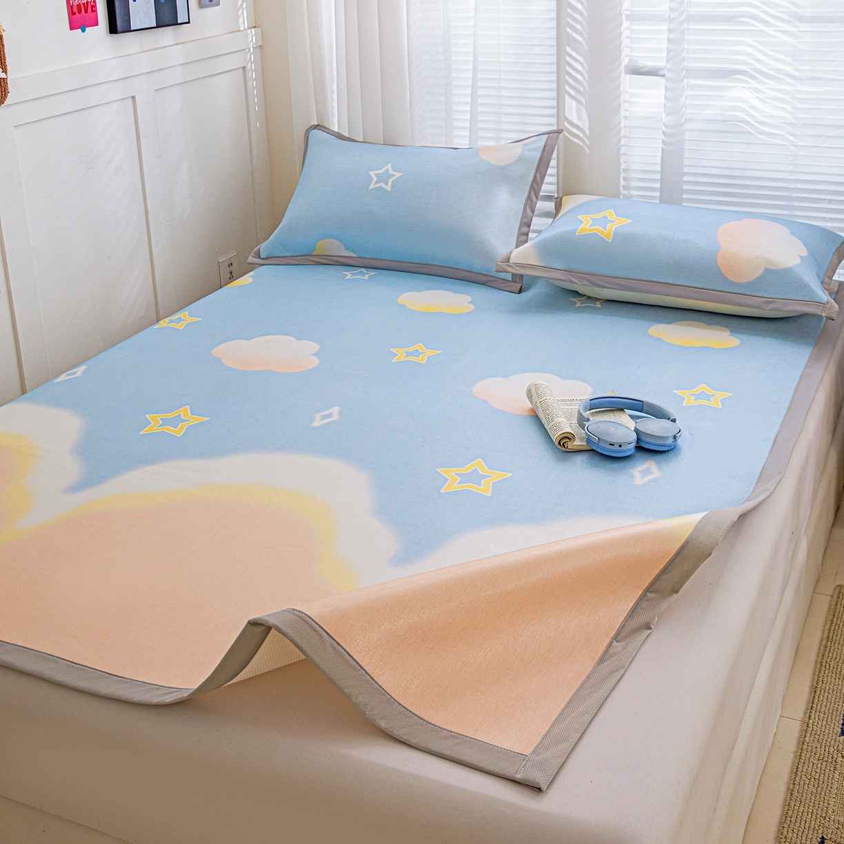 91家纺网 家纺一手货源 找家纺 富馨莱 2026新款冰丝凉席平铺款支持一件定制定做 彩虹云朵