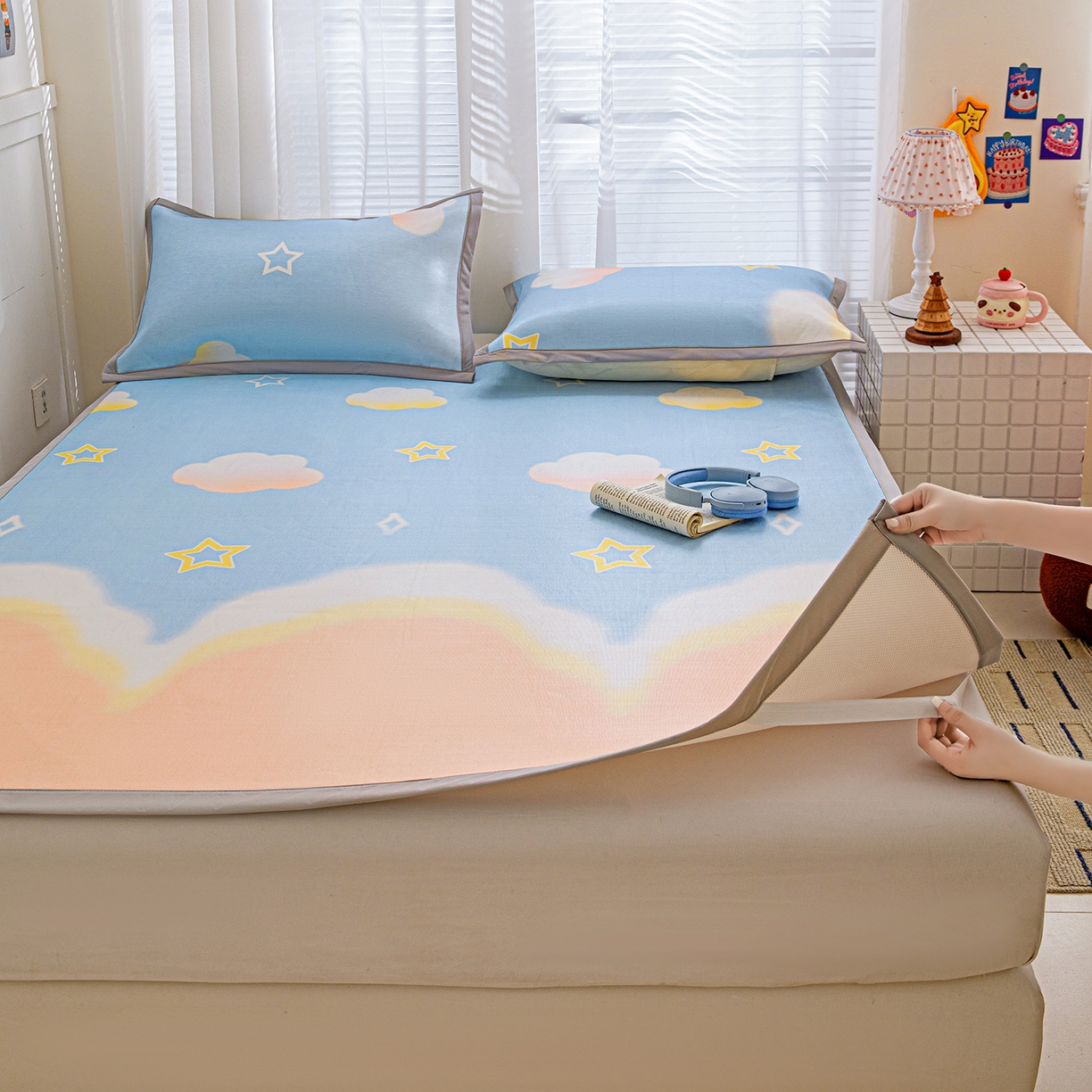 91家纺网 家纺一手货源 找家纺 富馨莱 2026新款冰丝凉席平铺款支持一件定制定做 彩虹云朵