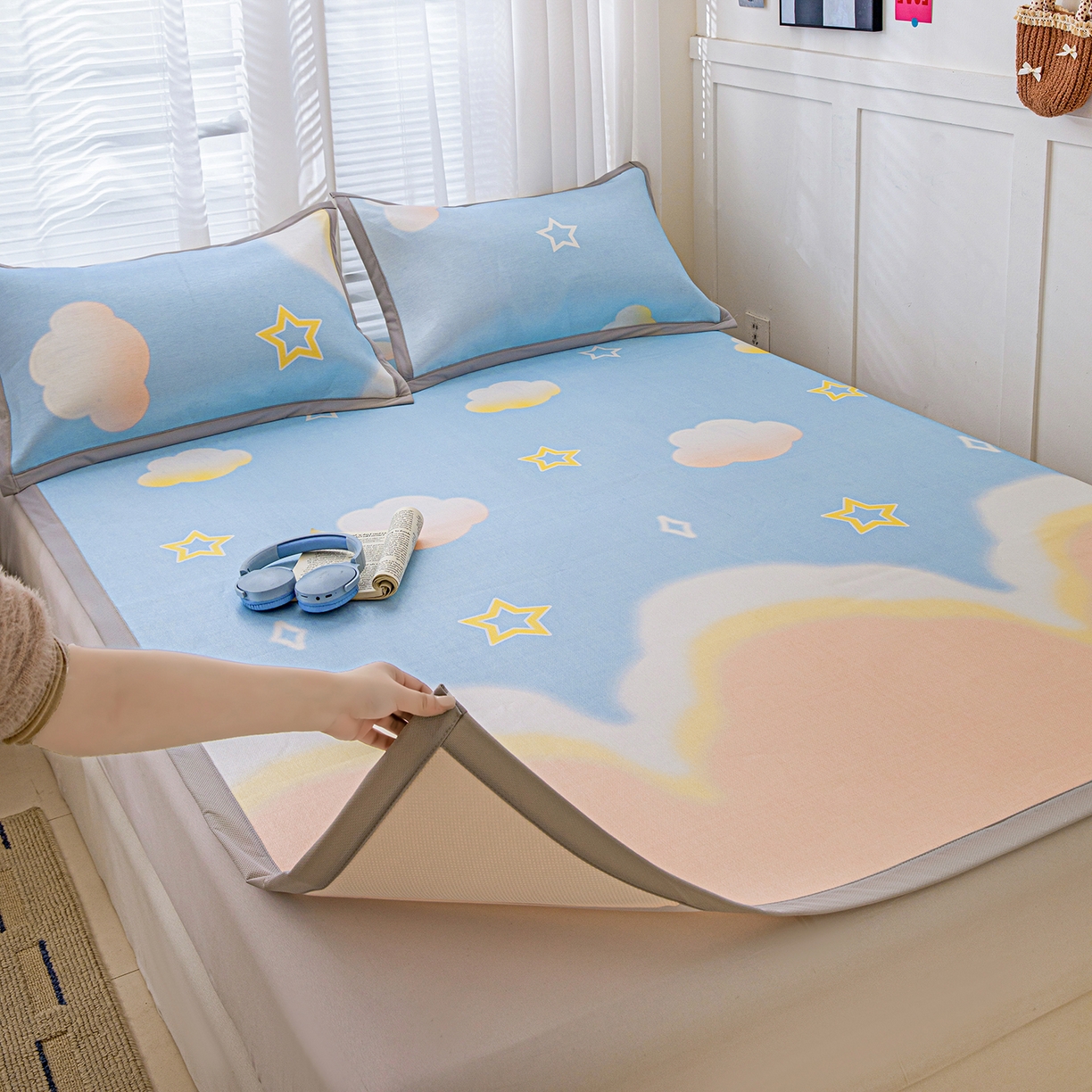 91家纺网 家纺一手货源 找家纺 富馨莱 2026新款冰丝凉席平铺款支持一件定制定做 彩虹云朵