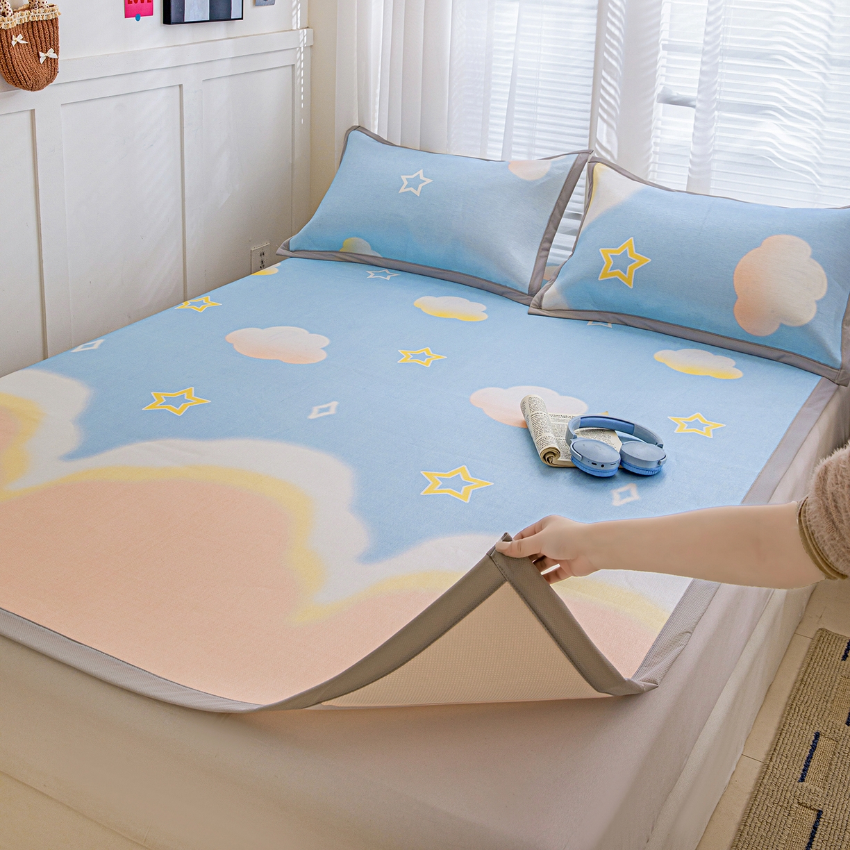 91家纺网 家纺一手货源 找家纺 富馨莱 2026新款冰丝凉席平铺款支持一件定制定做 彩虹云朵