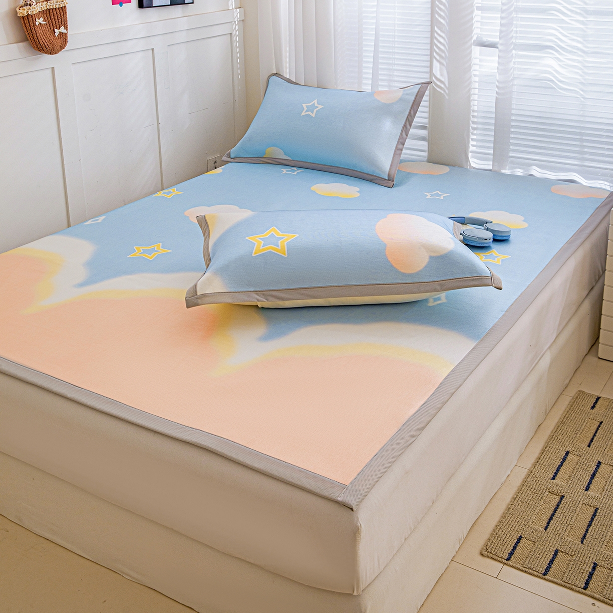 91家纺网 家纺一手货源 找家纺 富馨莱 2026新款冰丝凉席平铺款支持一件定制定做 彩虹云朵