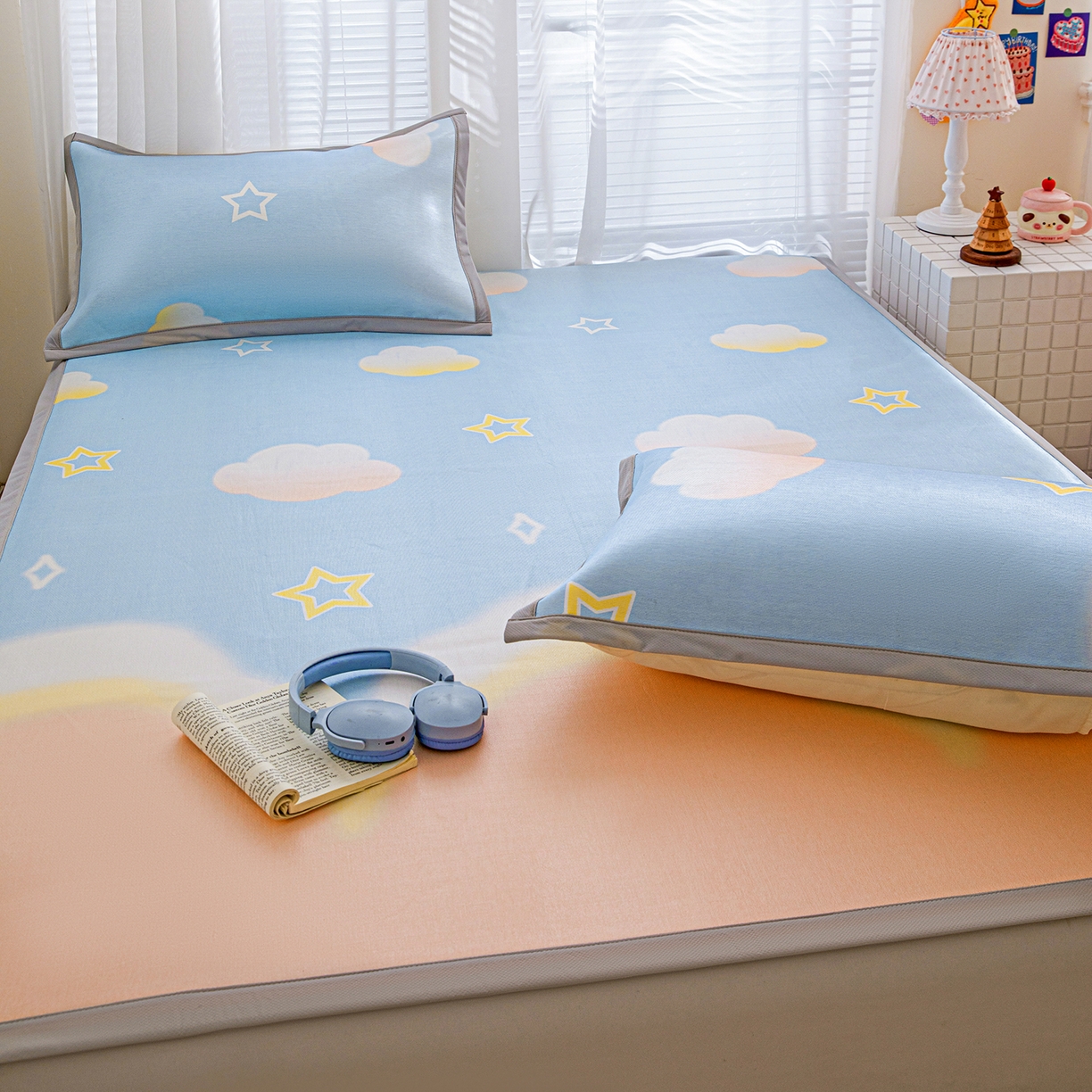 91家纺网 家纺一手货源 找家纺 富馨莱 2026新款冰丝凉席平铺款支持一件定制定做 彩虹云朵