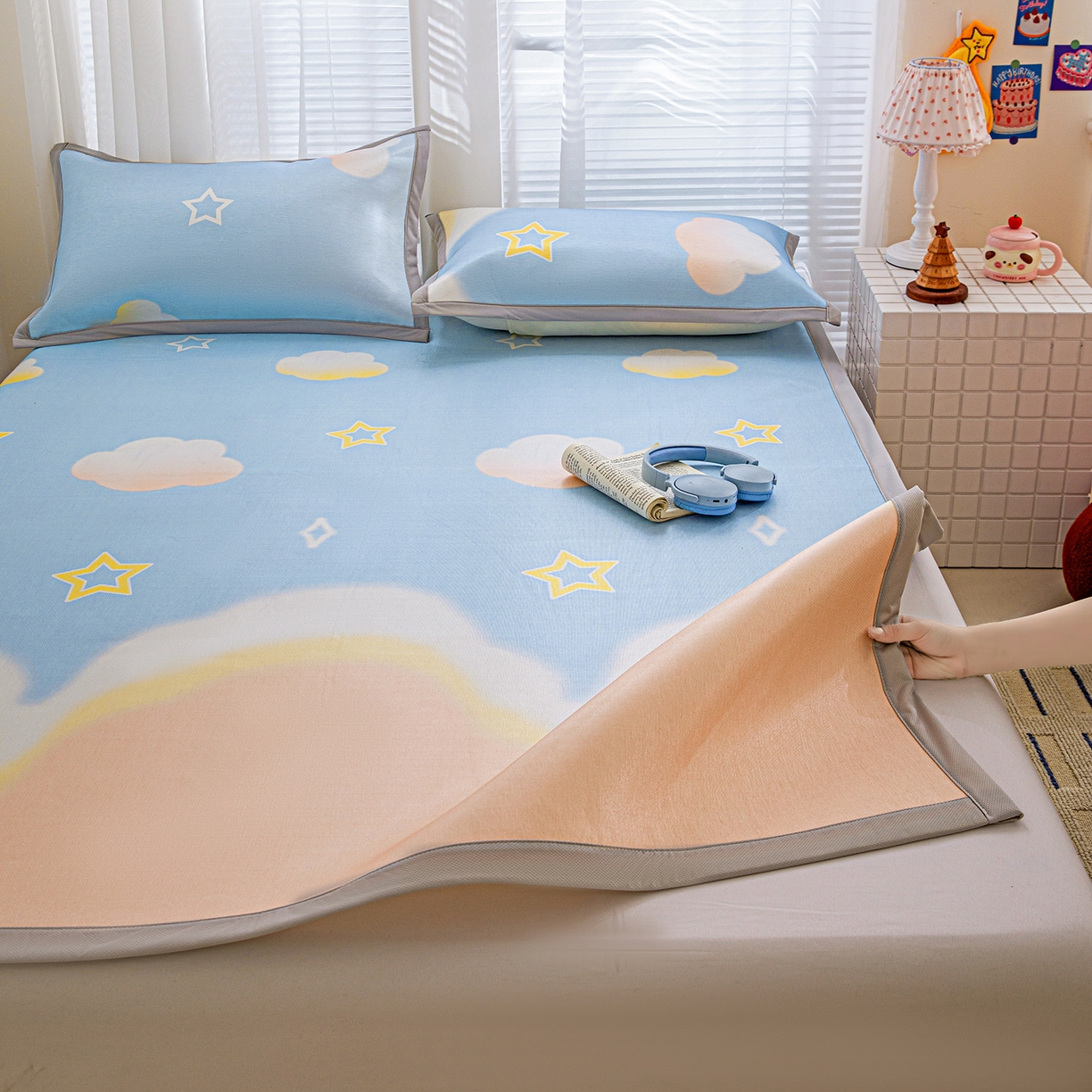 91家纺网 家纺一手货源 找家纺 富馨莱 2026新款冰丝凉席平铺款支持一件定制定做 彩虹云朵