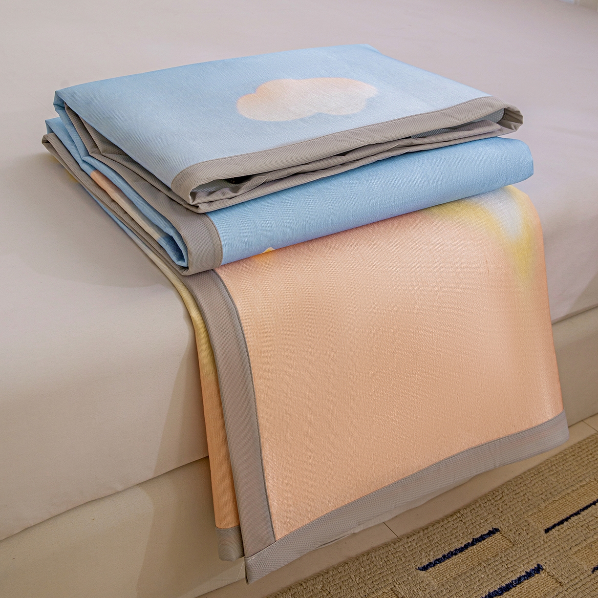 91家纺网 家纺一手货源 找家纺 富馨莱 2026新款冰丝凉席平铺款支持一件定制定做 彩虹云朵