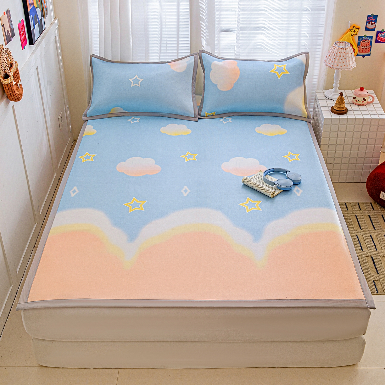 91家纺网 家纺一手货源 找家纺 富馨莱 2026新款冰丝凉席平铺款支持一件定制定做 彩虹云朵