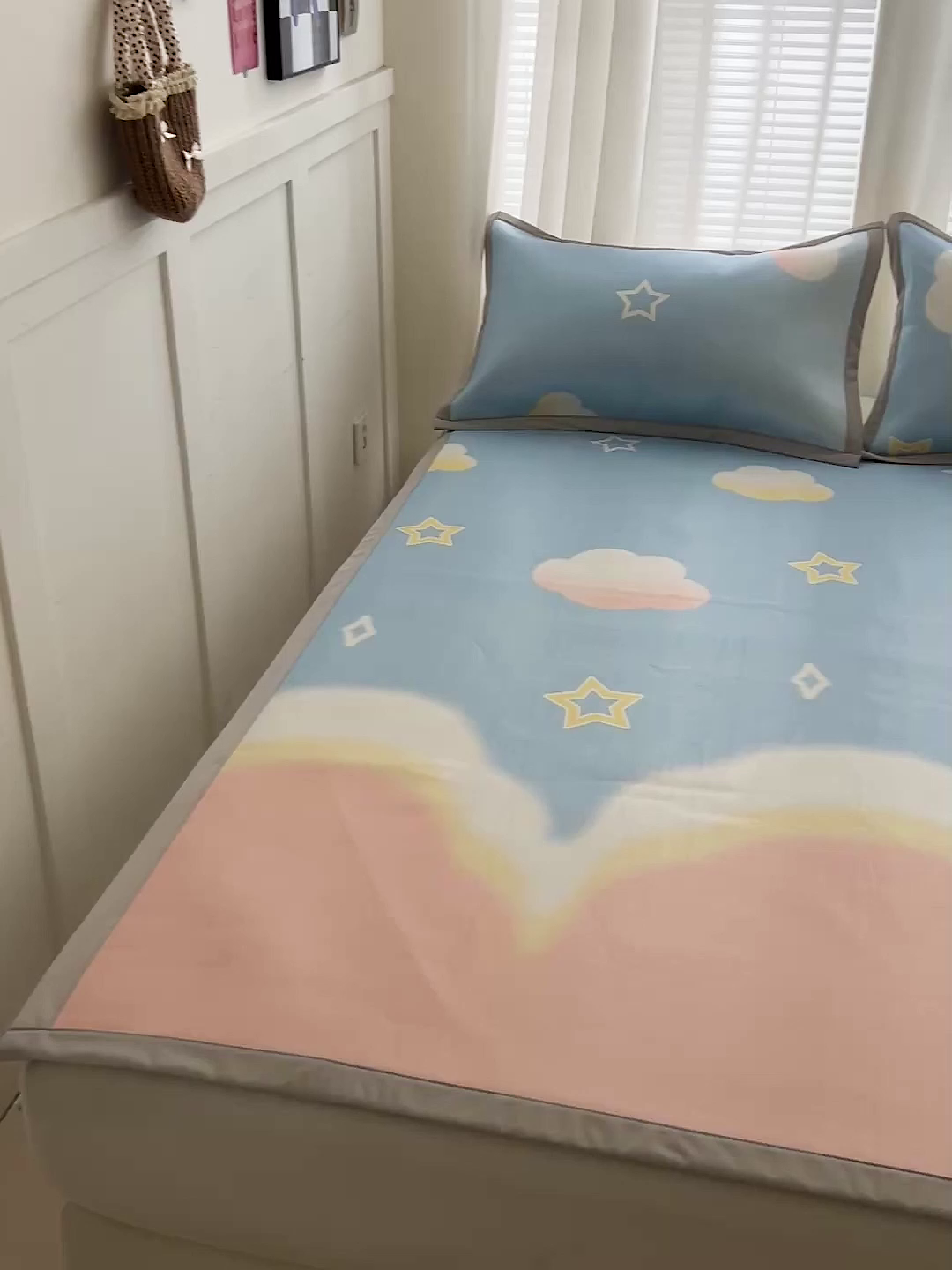 91家纺网 家纺一手货源 找家纺 富馨莱 2026新款冰丝凉席平铺款支持一件定制定做 彩虹云朵