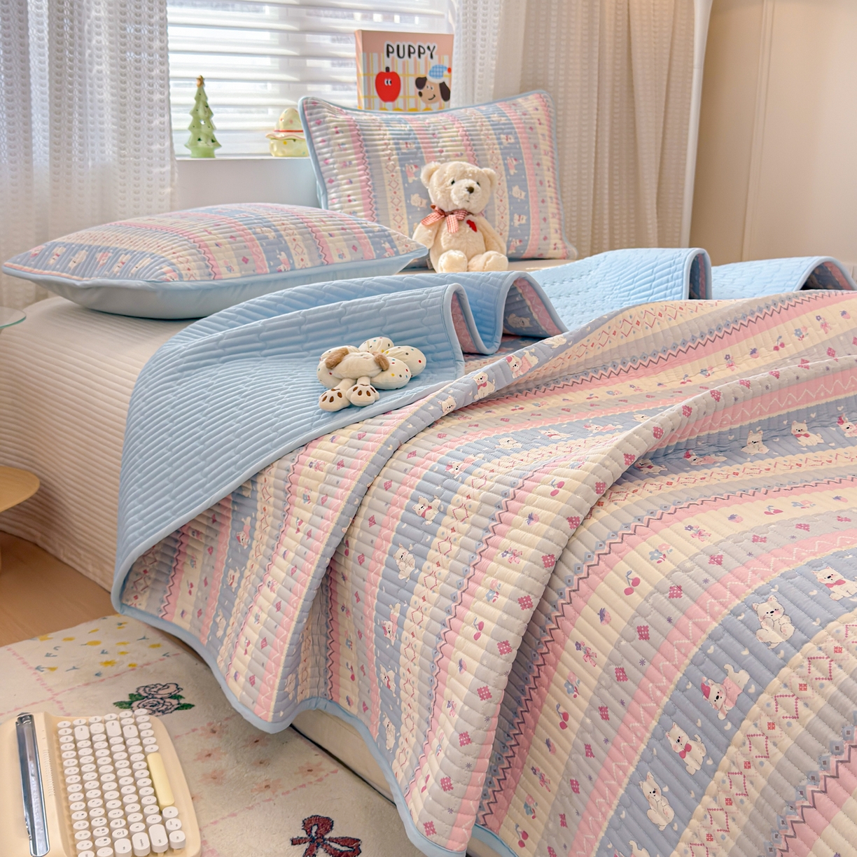 91家纺网 家纺一手货源 找家纺 雅萱家纺 2026新款森系全棉夹棉印花床盖 樱桃小狗