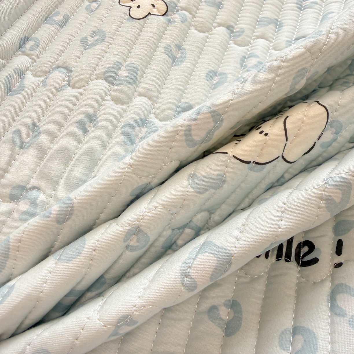 91家纺网 家纺一手货源 找家纺 雅萱家纺 2026新款森系全棉夹棉印花床盖 豹纹小狗