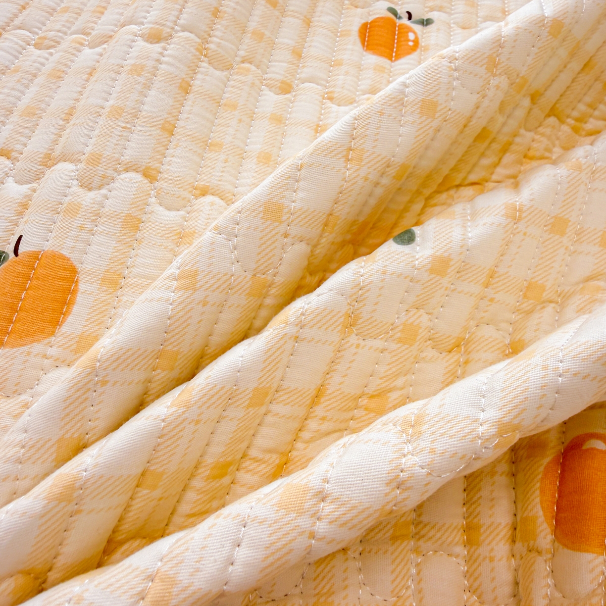 91家纺网 家纺一手货源 找家纺 雅萱家纺 2026新款森系全棉夹棉印花床盖 橙意满满