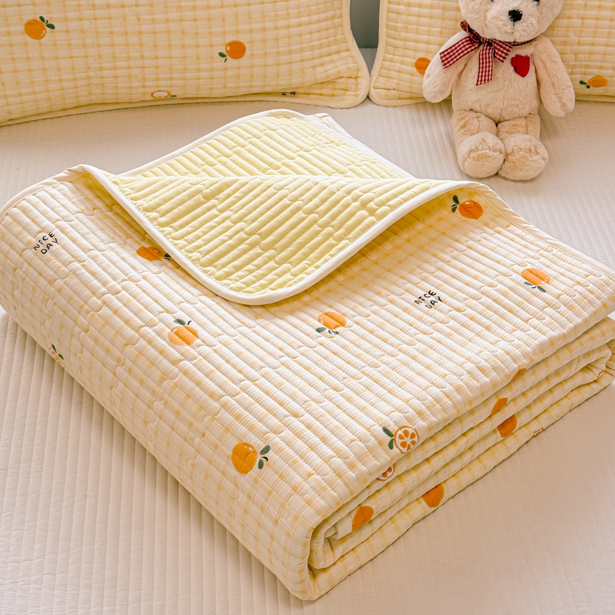 91家纺网 家纺一手货源 找家纺 雅萱家纺 2026新款森系全棉夹棉印花床盖 橙意满满