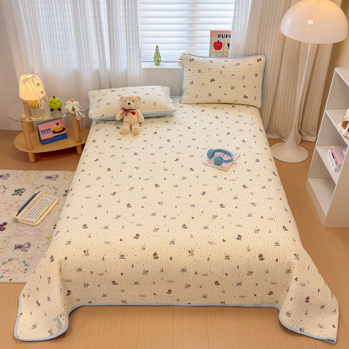 91家纺网 家纺一手货源 找家纺 雅萱家纺 2026新款森系全棉夹棉印花床盖 蛋糕熊仔