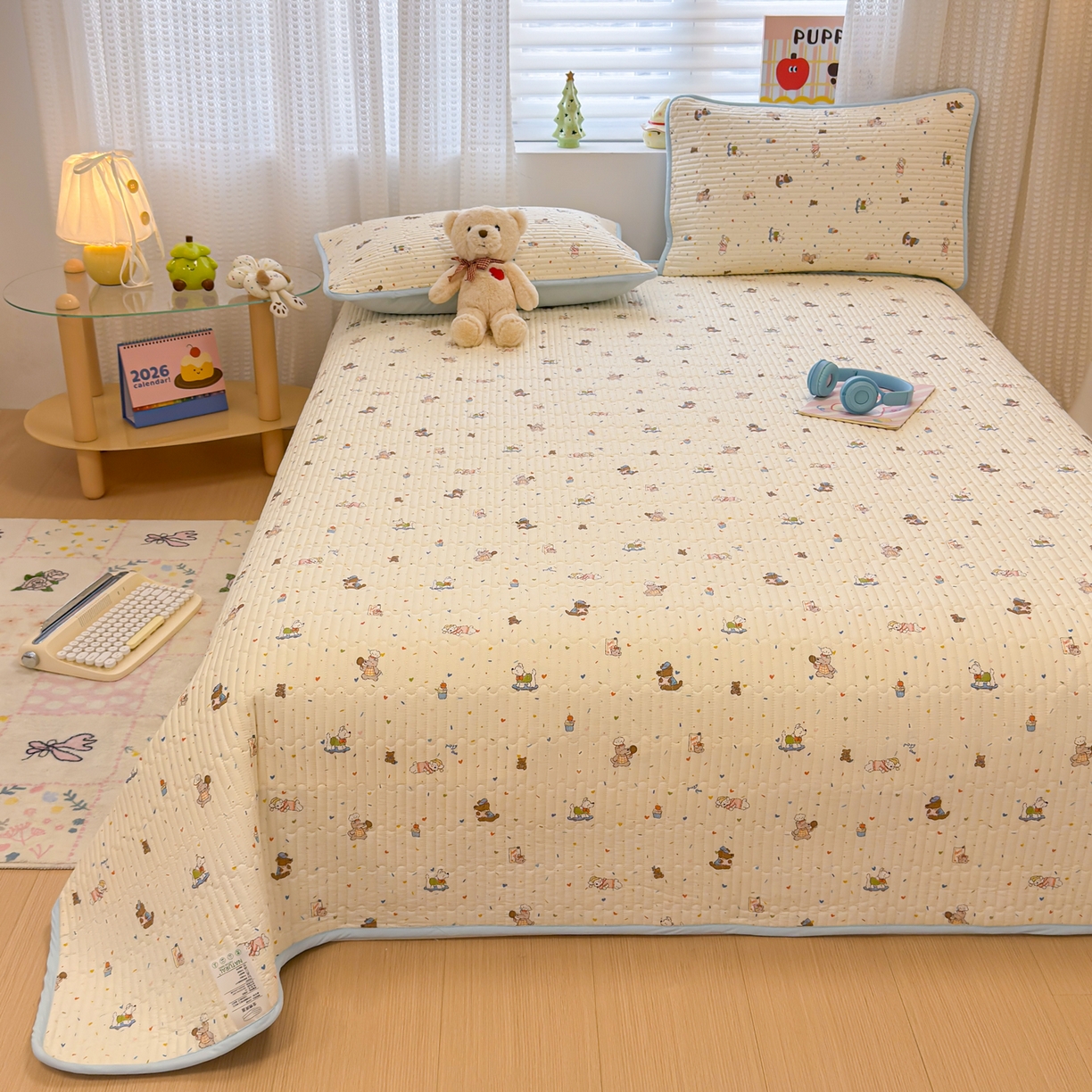 91家纺网 家纺一手货源 找家纺 雅萱家纺 2026新款森系全棉夹棉印花床盖 蛋糕熊仔