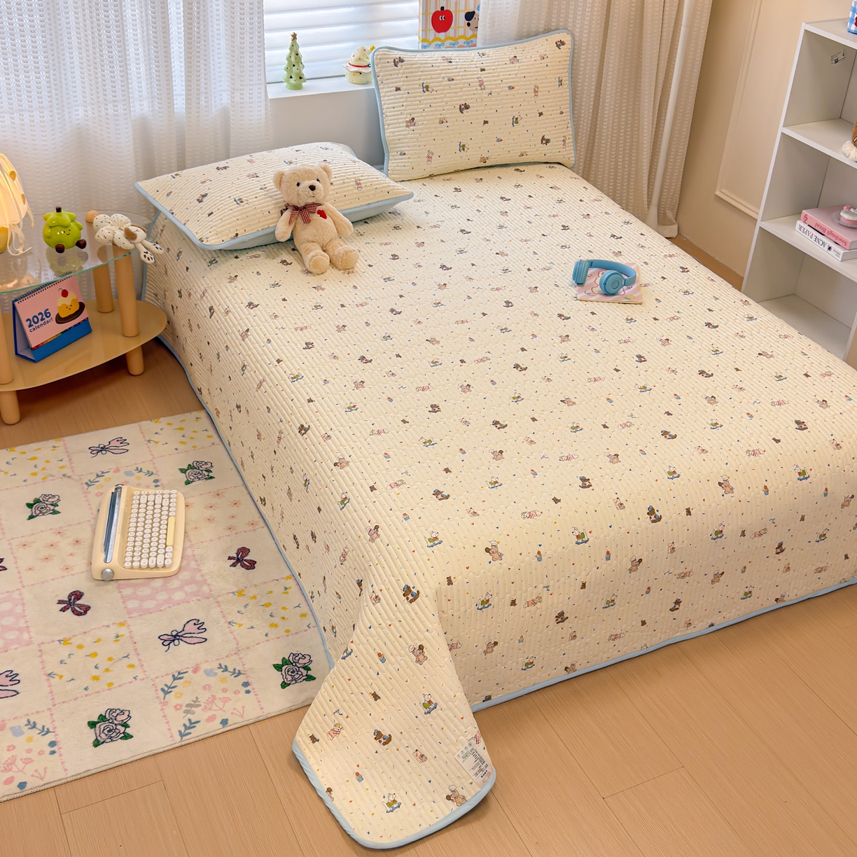 91家纺网 家纺一手货源 找家纺 雅萱家纺 2026新款森系全棉夹棉印花床盖 蛋糕熊仔