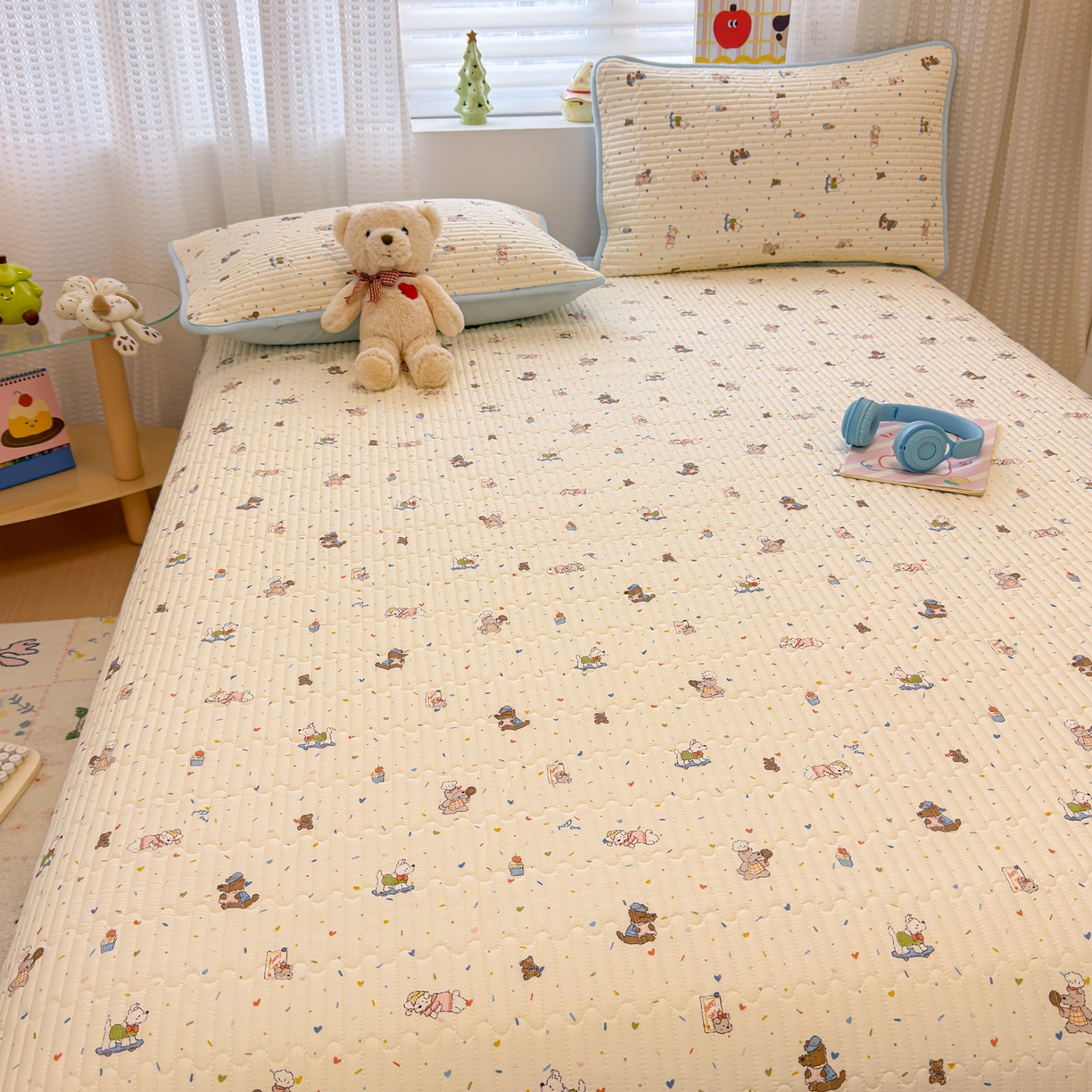 91家纺网 家纺一手货源 找家纺 雅萱家纺 2026新款森系全棉夹棉印花床盖 蛋糕熊仔