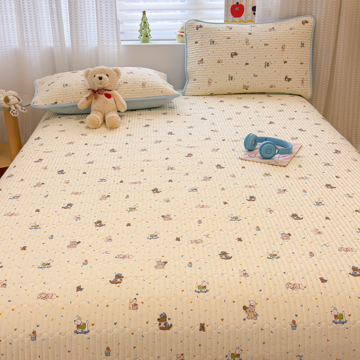 91家纺网 家纺一手货源 找家纺 雅萱家纺 2026新款森系全棉夹棉印花床盖 蛋糕熊仔