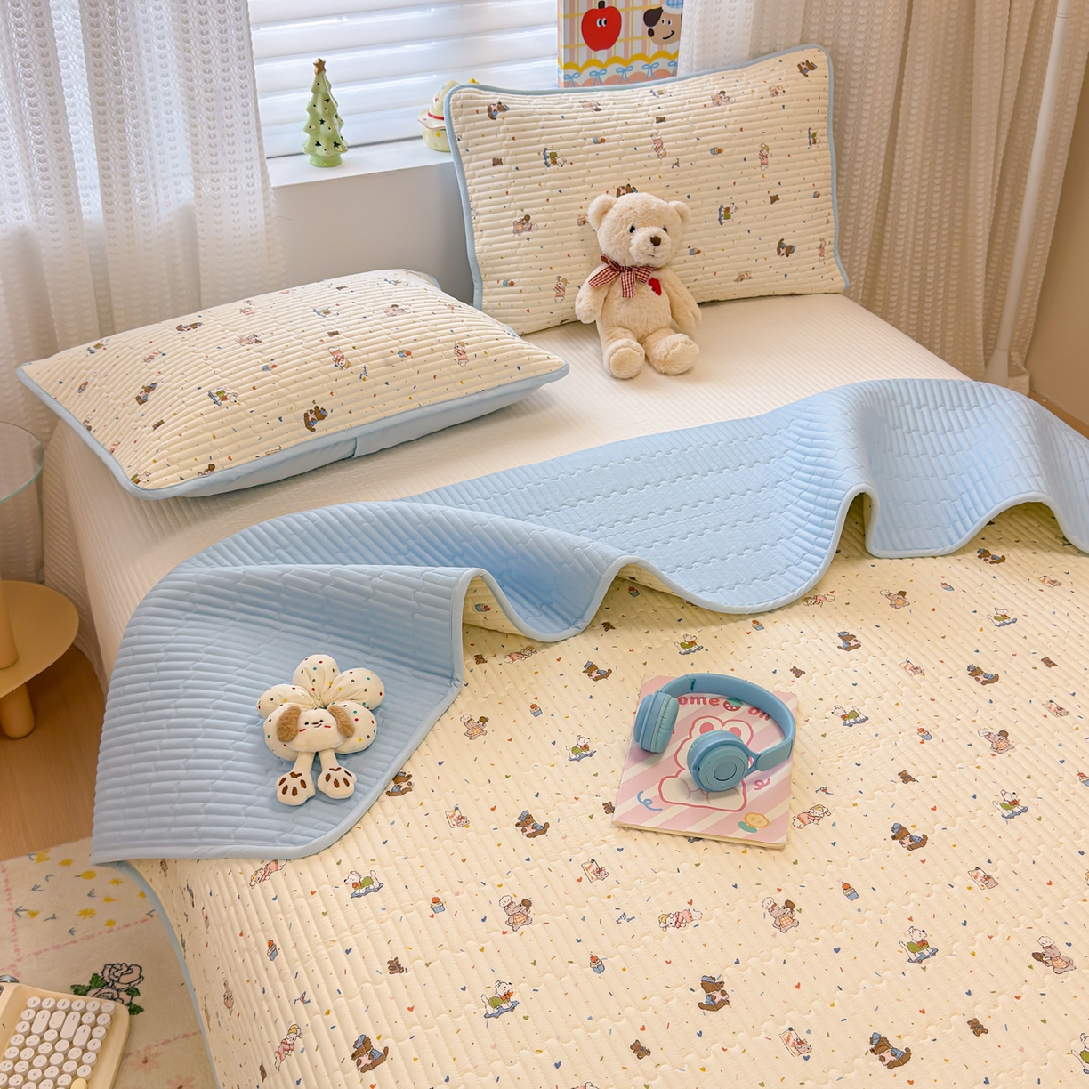 91家纺网 家纺一手货源 找家纺 雅萱家纺 2026新款森系全棉夹棉印花床盖 蛋糕熊仔